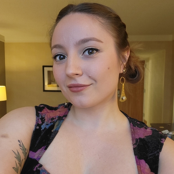 Meet your Posher, Lia - Picture 2 of 3